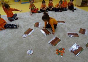 09 Dzieci liczą marchewki na ilustracji